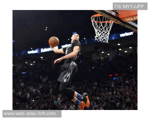 文班在挡拆后华丽转身空接背扣展现惊人弹跳与技巧 文班在挡拆后华丽转身空接背扣展现惊人弹跳与技巧